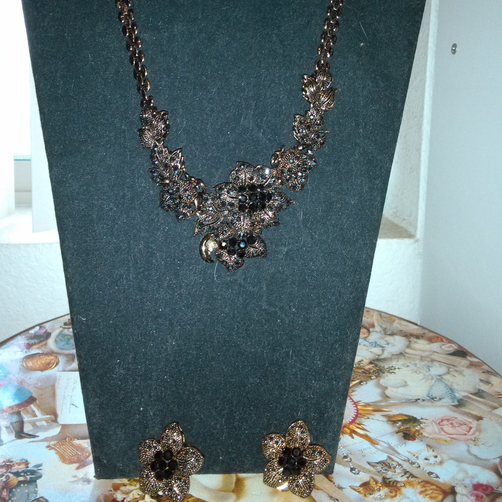 Vintage 2 pc Necklace  & earring